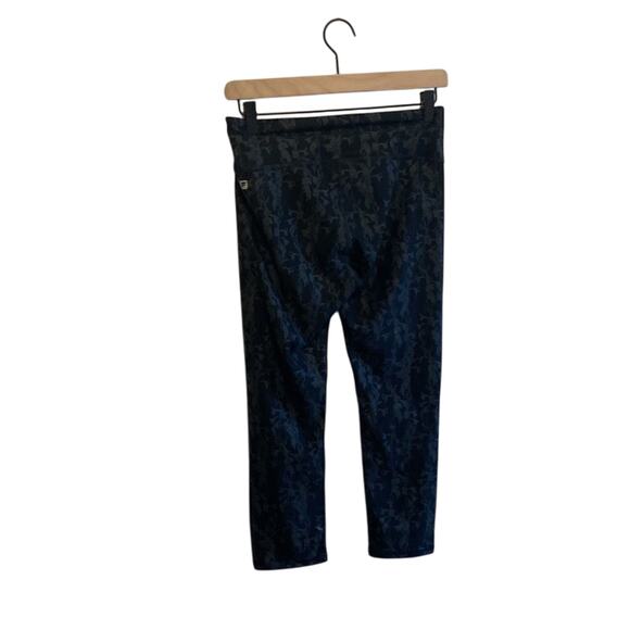 Fabletics High-Rise Outlined Floral Nature Crop Pedal Pushing Workout Leggings - Picture 7 of 7